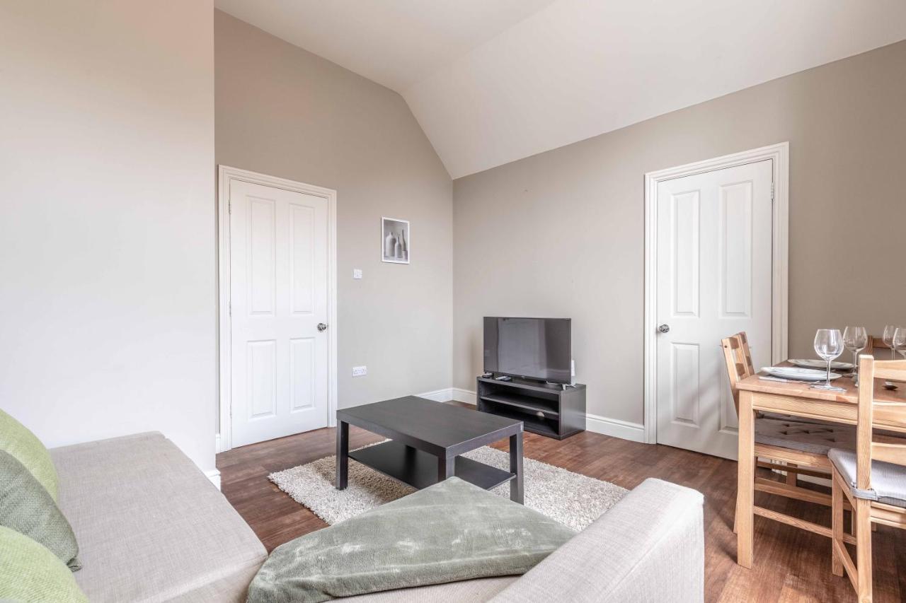 Cosy Central Windsor Apartment & Free Parking! Exterior photo